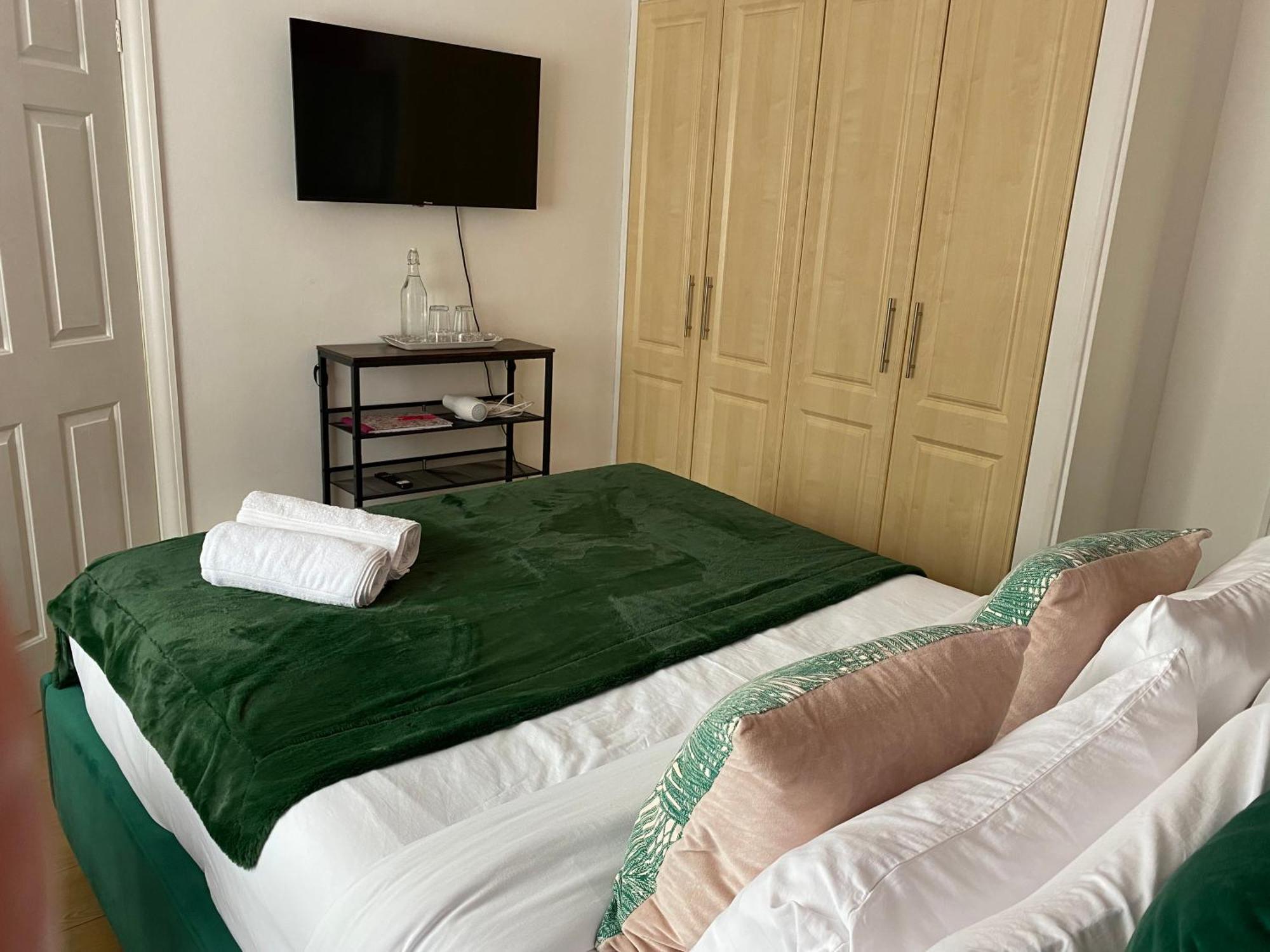 Hotel The Lily Pad Near Poole Dorset Self Contained Private Entrance And Free Parking Corfe Mullen Exteriér fotografie
