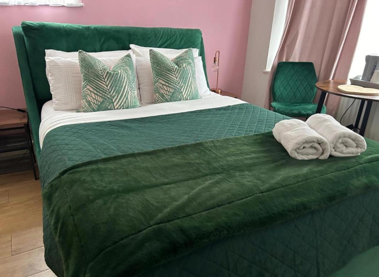 Hotel The Lily Pad Near Poole Dorset Self Contained Private Entrance And Free Parking Corfe Mullen Exteriér fotografie